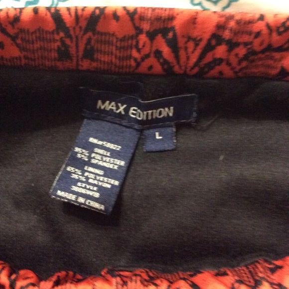 Red patterned skirt - Picture 5 of 8